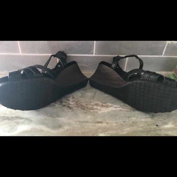 Bare Trap BLK Leather Wedge Sandals - Picture 4 of 4